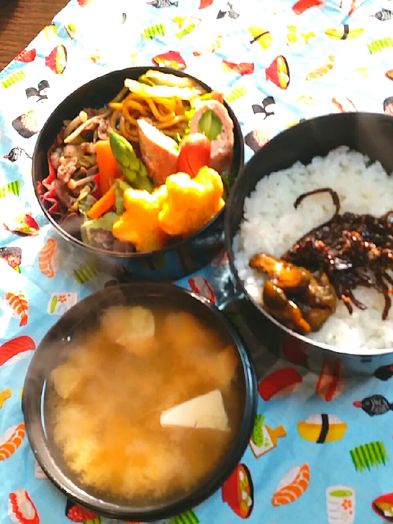 息子のお弁当

🍴すき焼き
🍴アスパラの豚肉巻き
🍴焼きそば
🍴蓮根と人参のきんぴら
🍴ウィンナー
🍴〇ダイハムの星のナゲット
🍴豆腐とえのきの味噌汁|キヨちゃんさん