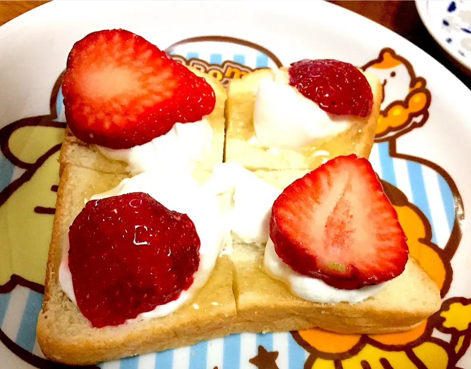 朝ごはん イチゴのオープンサンド🍓|さんだーさん