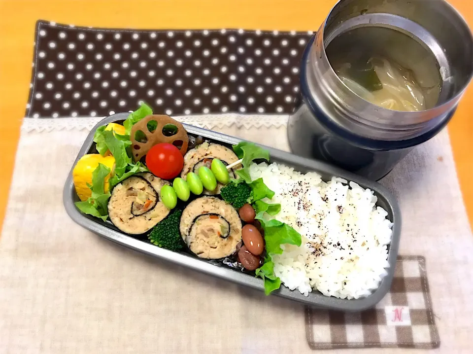 鳥ひき肉のくるくる海苔巻き🐓🌀
卵焼き🍳
人参蓮根のきんぴら🥕
お豆さん😋✨
枝豆ピック🚩
🥦🍅🍚

お味噌汁…わかめ もやし 玉ねぎ😋|あやこさん