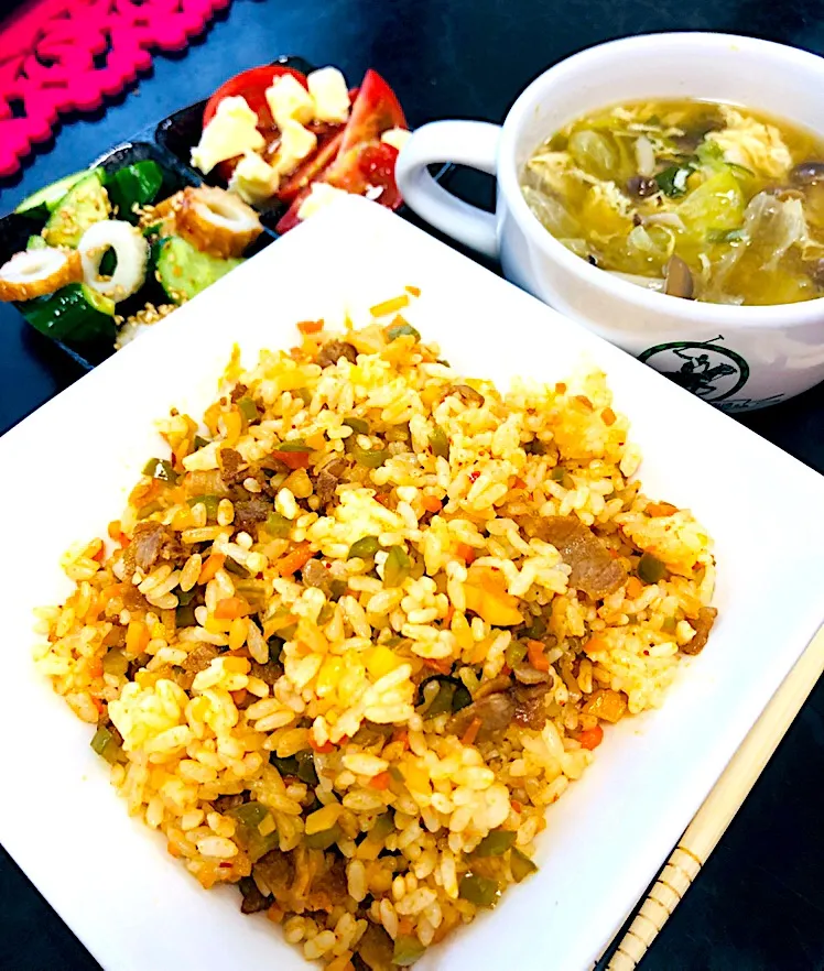 Snapdishの料理写真:キムチ炒飯🥬
卵キノコスープ🍄
トマトチーズ🍅✨
きゅうりとちくわのサラダ🥗|ぶっちゃるんさん