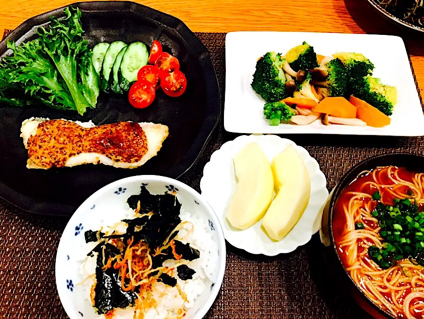 Snapdishの料理写真:我が家の晩ごはん
#鱈のムニエルマスタードソース 
#ブロッコリーの中華炒め
#そうめんみそ汁 
#りんご
#カリカリふりかけ #手作りふりかけ
ごはんの上にはカリカリのふりかけ✨コレが美味しくて‥ごはんのおかわりしたい😁|あお♡あおさん