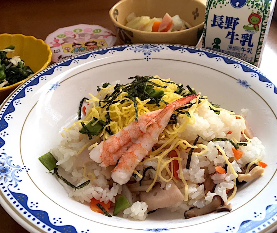 アル中病棟の昼ごはん☀️☀️🔆
ちらし寿司  コンソメ煮  菜花のわさび和え  ひなまつりゼリー🎎  牛乳🥛|ぽんたさん