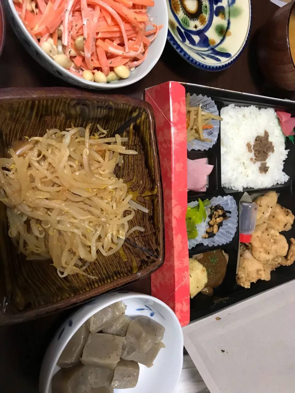 Snapdishの料理写真:3月1日晩ご飯。職場の勉強会でもらったお弁当と野菜たち。|あやさん