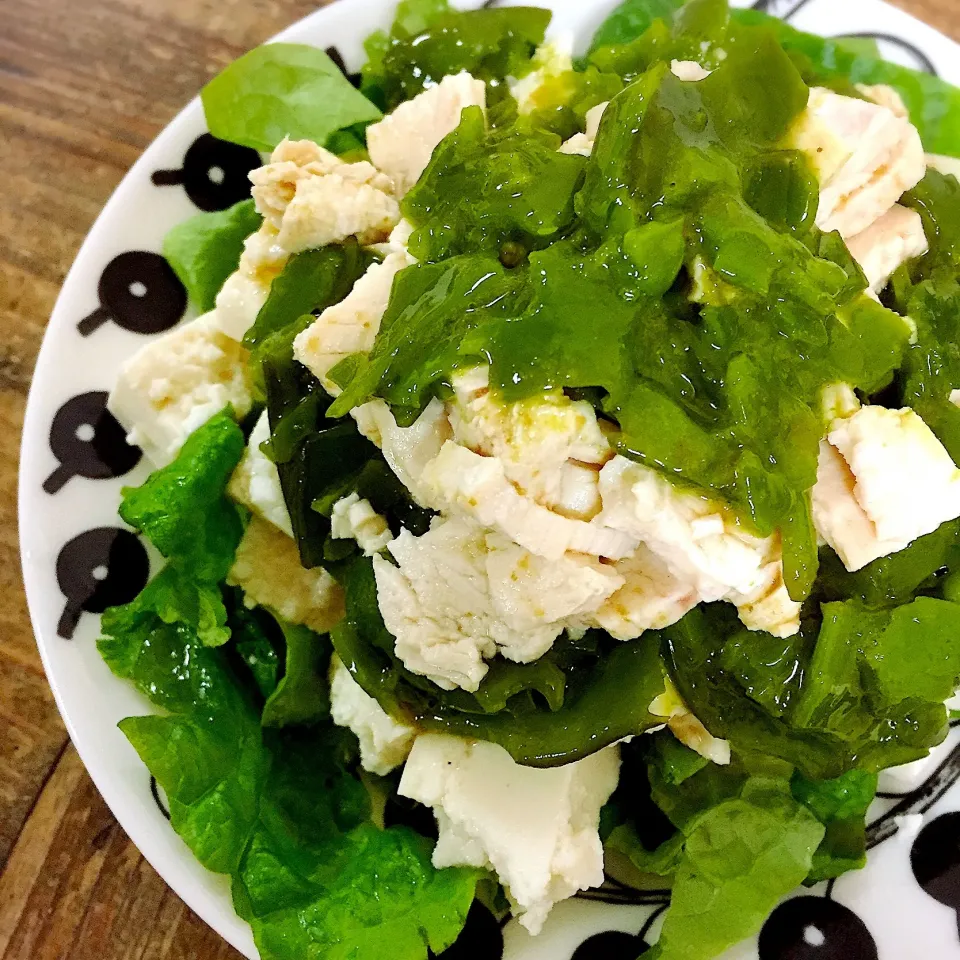 メカブ＆ゆで鶏＆豆腐のサラダ🥗|アッツさん