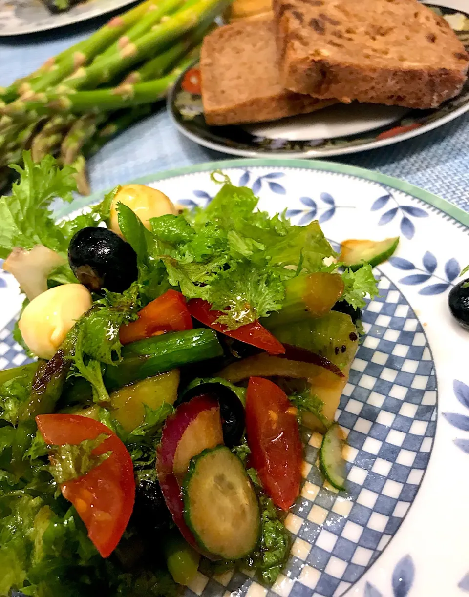 アスパラガスソテーを盛ってのグリーングリーンサラダ🥗|シュトママさん