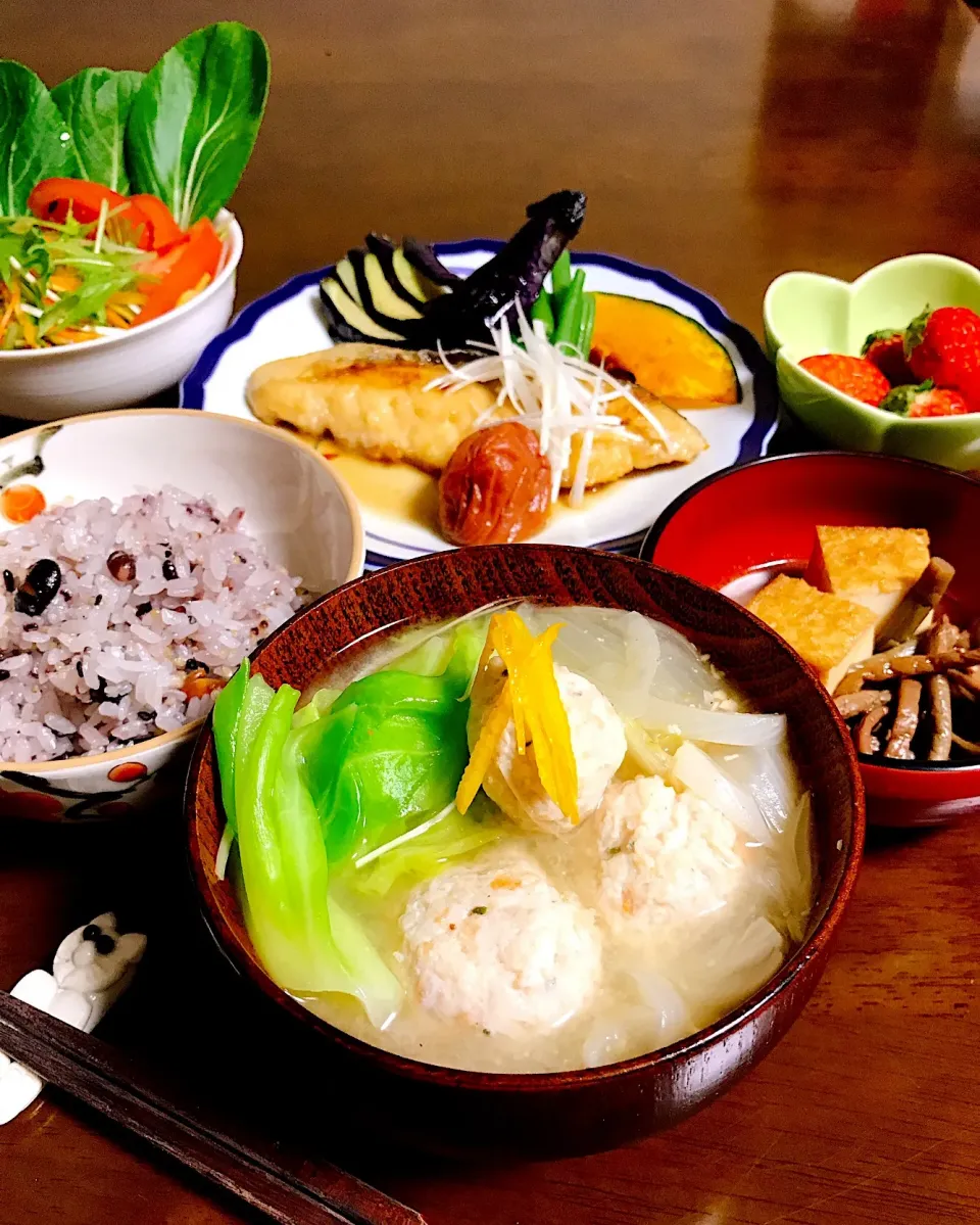 新キャベツと新玉ねぎ、鶏肉団子のお味噌汁で晩ご飯
さわらの照り焼きはのも💛ちゃんのまかない風
#味噌汁#新キャベツ#鶏肉団子#さわら|とんちんさん