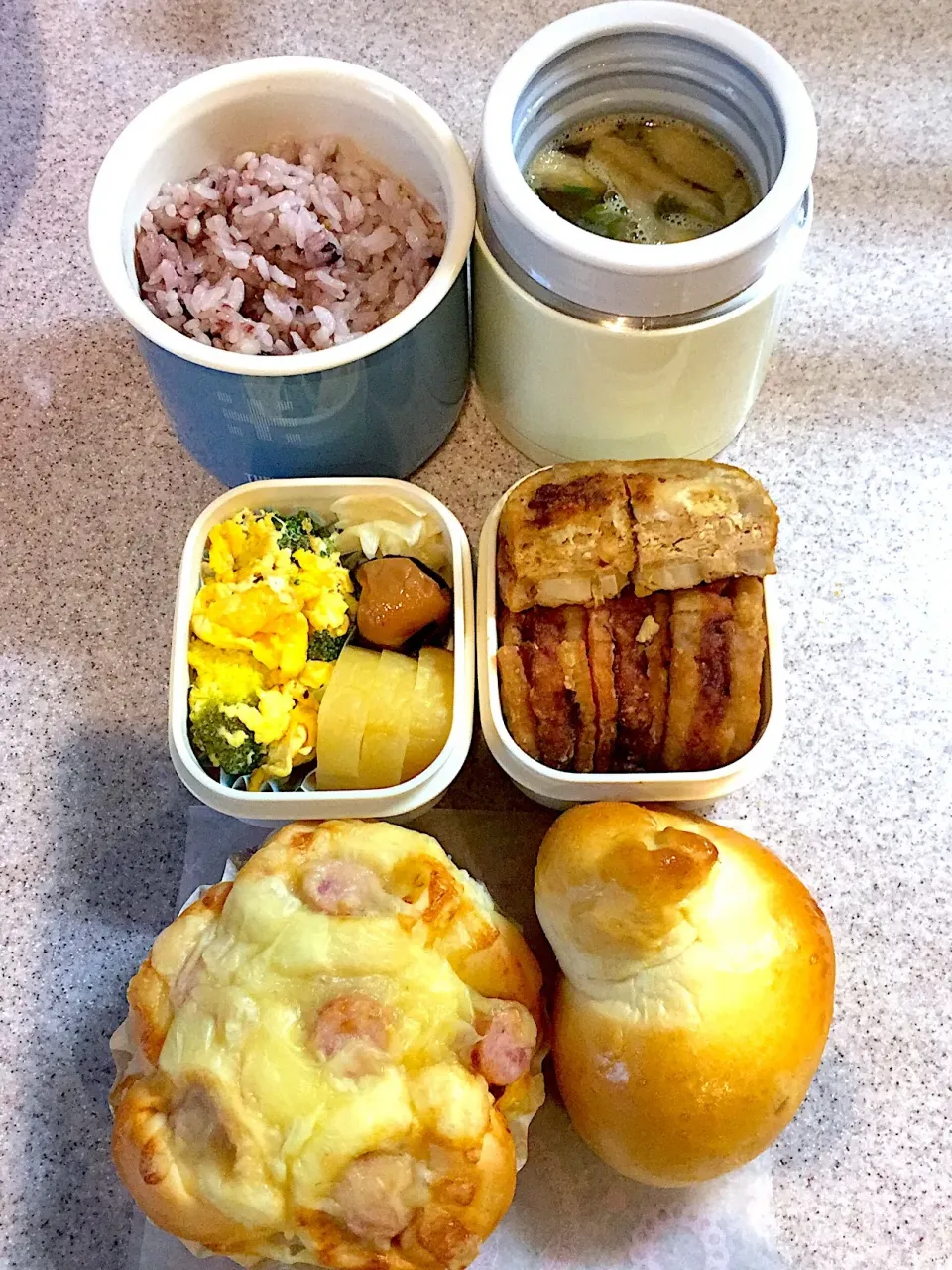 3/2の息子くん弁当🍱
車内用朝ごぱん🥐
#弁当 #あさごぱん|ままみさん