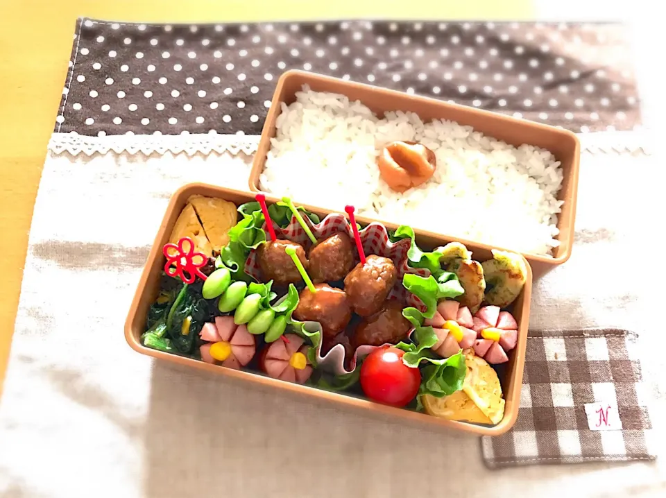 ミートボール😆
卵焼き🍳❣️
ほうれん草とコーン炒め🌽
竹輪の磯辺&カレー焼き😋
ウインナー🌸
🍅🍚|あやこさん