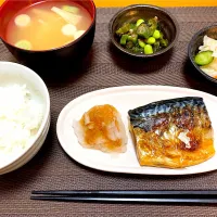 鯖の塩焼き・枝豆とオクラのおひたし・漬物・味噌汁（えのき、ねぎ）|ざきさん