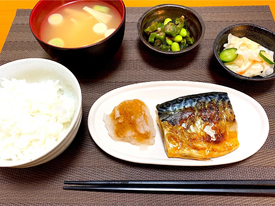 鯖の塩焼き・枝豆とオクラのおひたし・漬物・味噌汁（えのき、ねぎ）|ざきさん