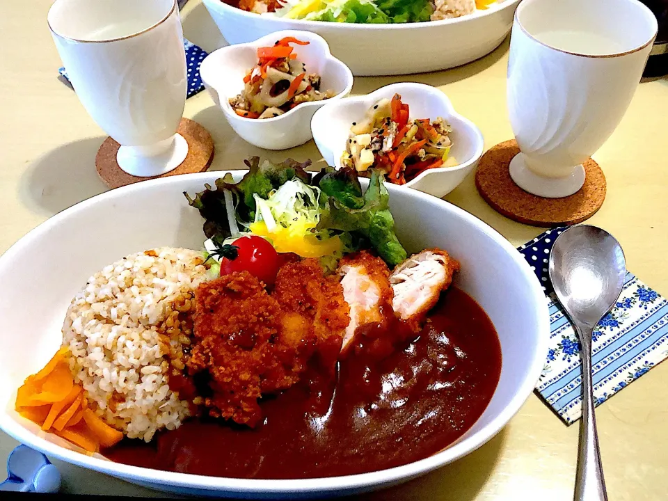 3／2昼食  #昼ごはん  #ワンプレートランチ 
•レトルトカレー/玄米ごはん/チキンカツ/サラダ   •レンコン人参ネギと卵の炒め物|おさんどんさん