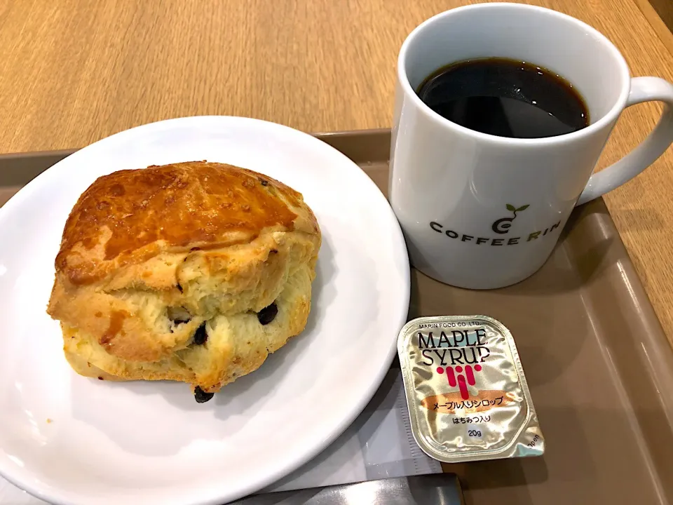 Snapdishの料理写真:スコーン（チョコチップ） & RINブレンド|T. Wonderさん