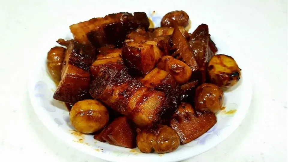 braised pork belly with chestnuts and bamboo shoot|steven z.y.さん