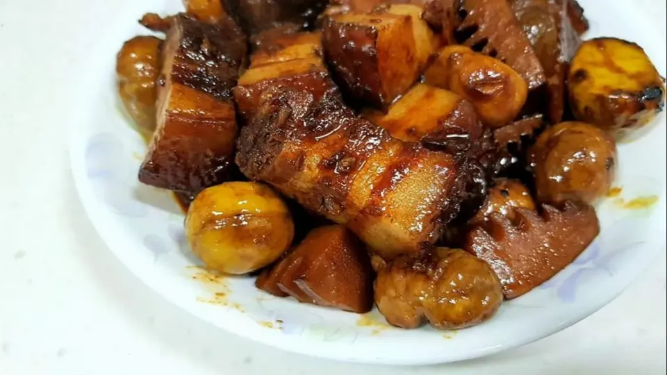 braised pork belly with chestnuts and bamboo shoots|steven z.y.さん