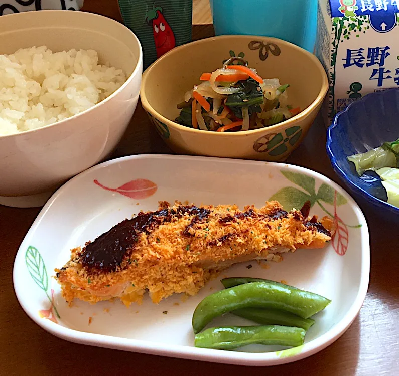 アル中病棟の昼ごはん☀️☀️🔆
ごはん🍚  鮭のパン粉焼き𓆝𓆟  ナムル  しおっぺ和え  牛乳🥛|ぽんたさん