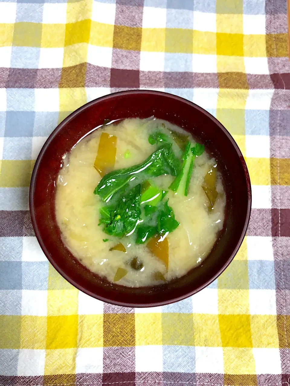 Snapdishの料理写真:玉ねぎと菜の花のわかめ味噌汁|Yuco Nagasawaさん