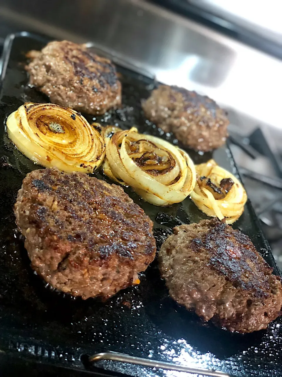 Snapdishの料理写真:Stuffed garlic and cheese burgers|Tawanjaさん