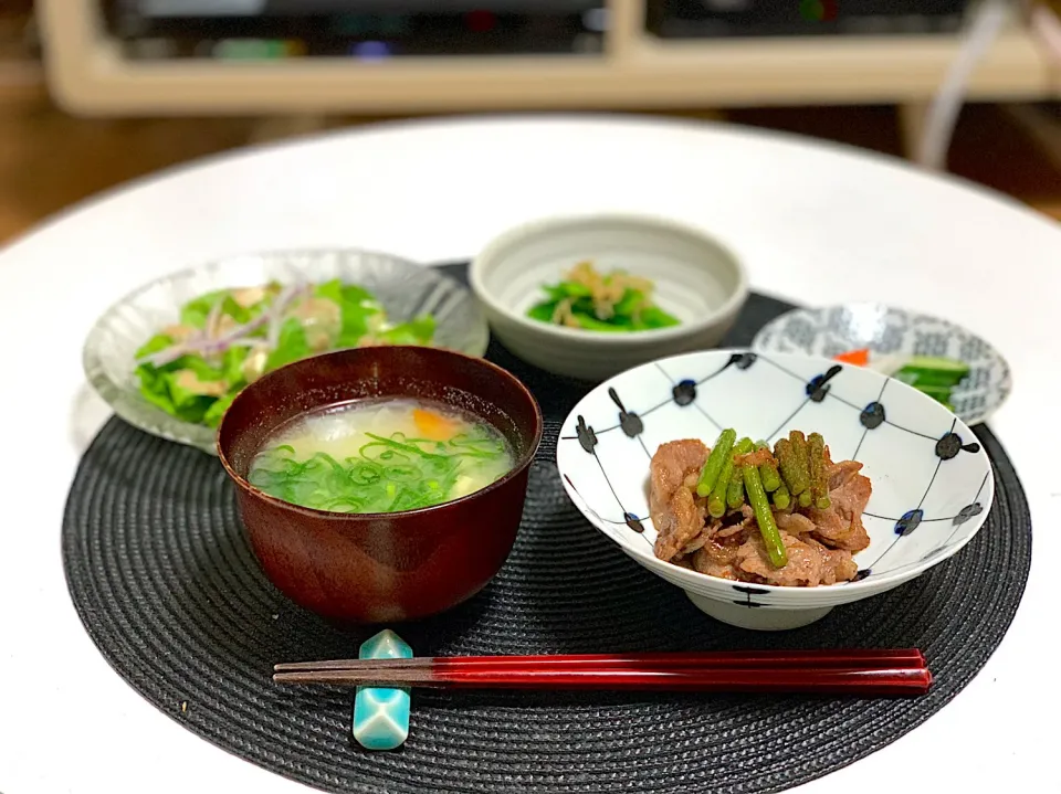 ニンニクの芽と牛肉のオイスターソース炒め、小松菜のおひたし、自家製ぬか漬け、豆腐サラダ、お味噌汁。|yukiさん