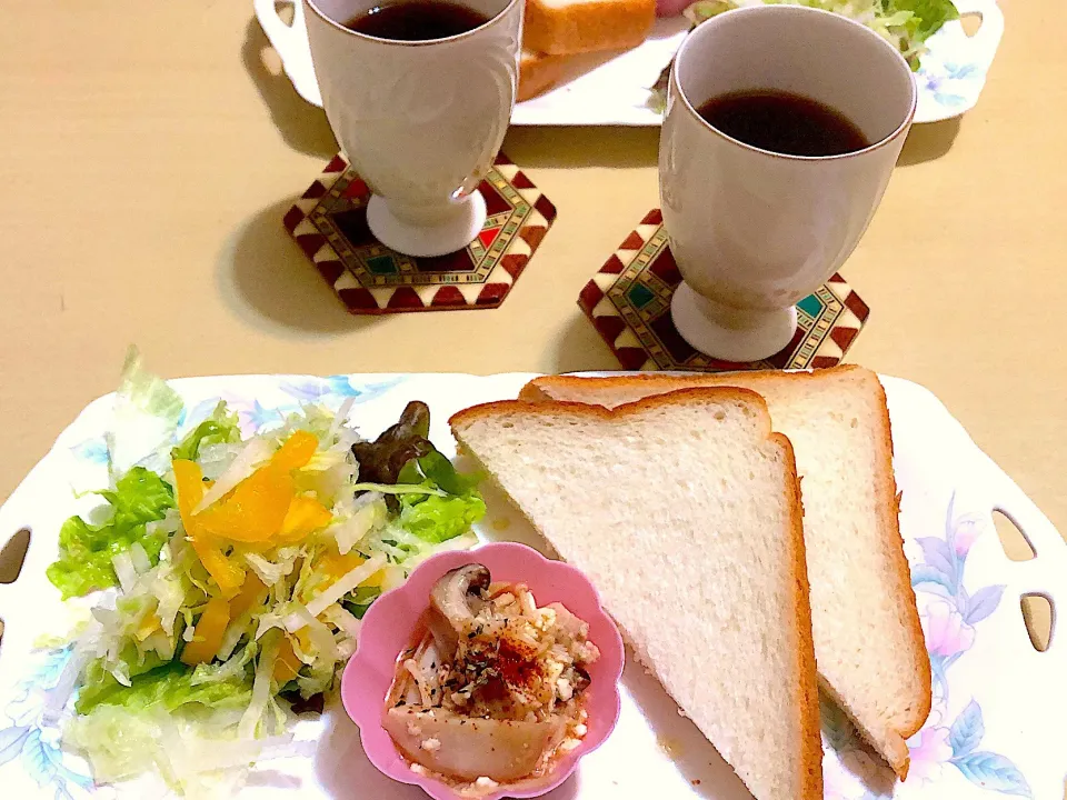 3／3朝食  #朝ごはん  #ワンプレート
•食パン/サラダ/鶏とキノコの味噌マヨ蒸し食べ切り  •コーヒー|おさんどんさん