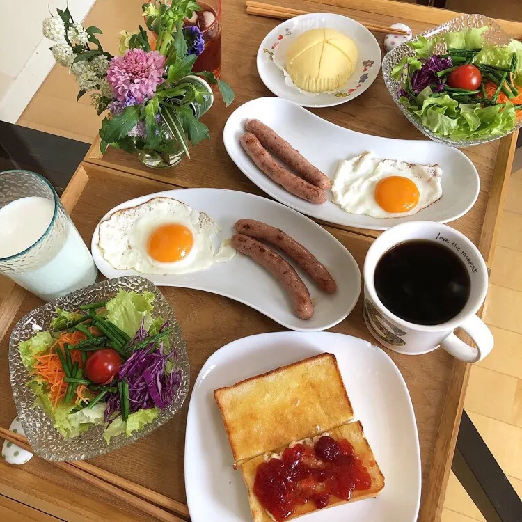３月3日桃の節句🌸ひなまつり🎎休日モーニング
あいにくの雨ですね。
東京マラソン2019ランナーの方々もがんばれ！💪
#モーニング #朝ごはん #おうちごはん #休日ごはん #トースト #ミルク蒸しパン #半熟目玉焼き #バジルソーセージ|Makinsさん