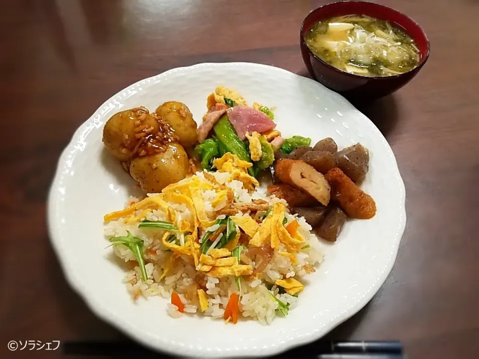 Snapdishの料理写真:昨日の晩ご飯だよ(*^^*)
★ちらし寿司
★新じゃがと鶏ひき肉のそぼろ煮
★イカ天とこんにゃくの煮物
★レタスとベーコンのオイスターソース炒め
★えのき、あおさと豆腐の味噌汁|ソラシェフさん