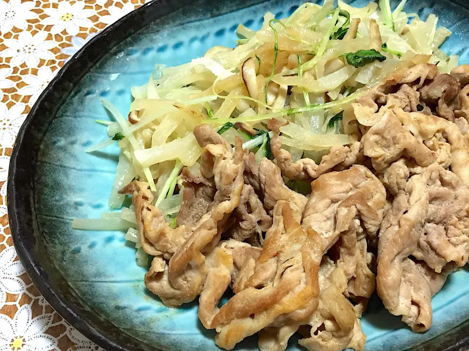 大根、しいたけ、水菜のナンプラーの炒め物／豚肉のにんにく、味噌、豆板醤炒め|小鳥さん