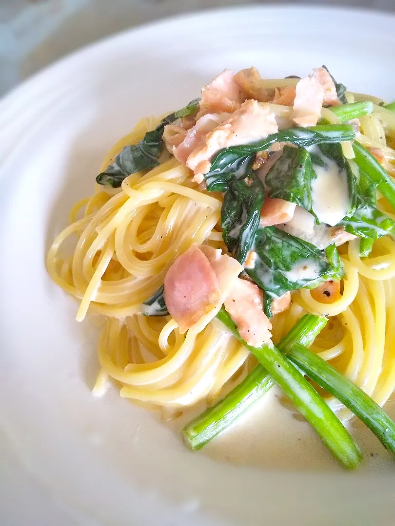 鮭、ほうれん草、ベーコンのクリームパスタ🍝|じょうさん