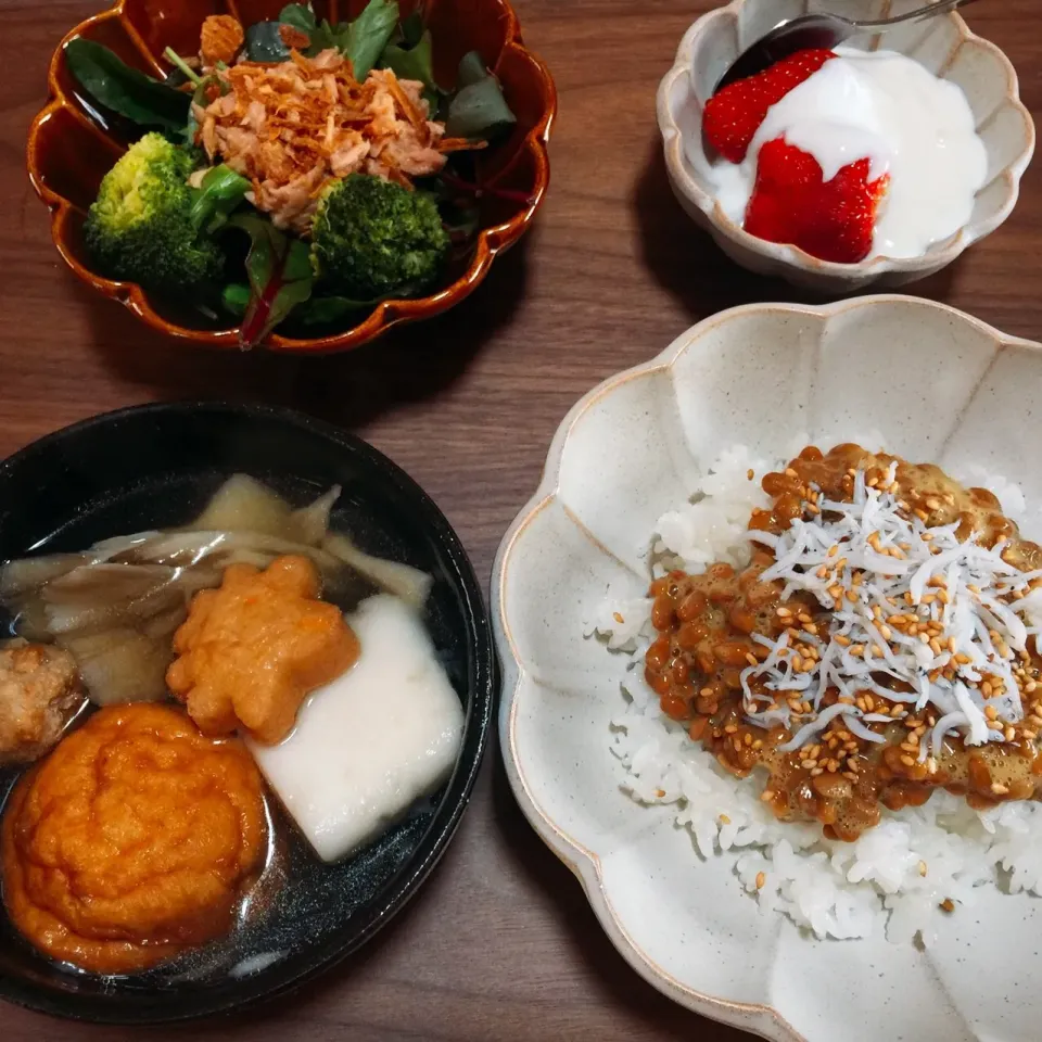 納豆しらす丼、おでん、ツナサラダ、苺ヨーグルト♡😋🍵|ぱさくまさん