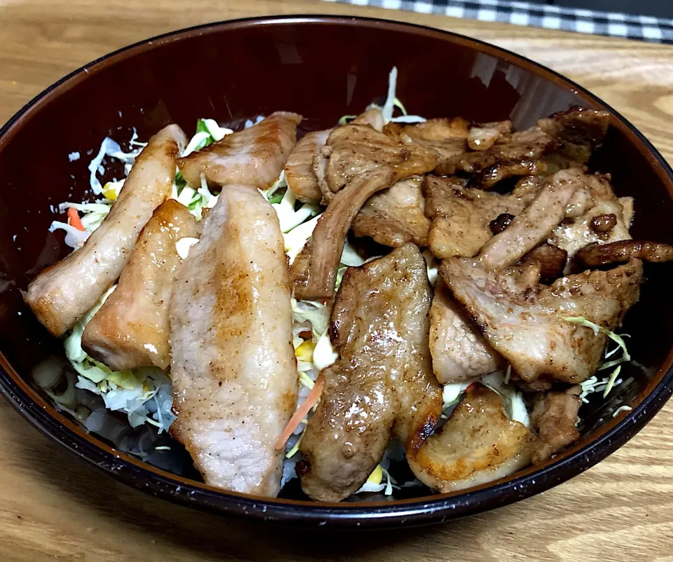 Snapdishの料理写真:豚トロ豚バラ焼肉丼|まぁたんさん