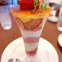 Snapdishの料理写真:苺のブリュレパフェ🍓|Bakenecoさん