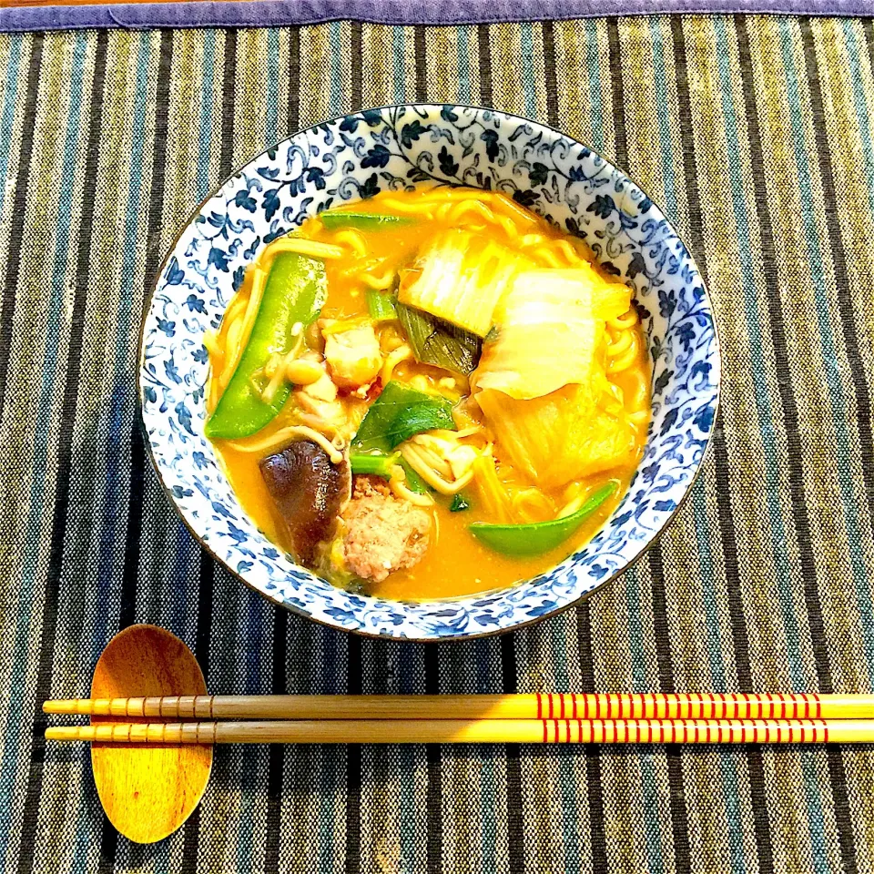 Snapdishの料理写真:昨夜の胡麻坦々麺の残りにラーメン入れて|yakinasuさん