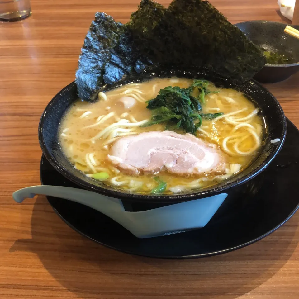 Snapdishの料理写真:ラーメン醤油 普通盛り麺固め 味濃いめ 脂お目|Hajime Sakaiさん