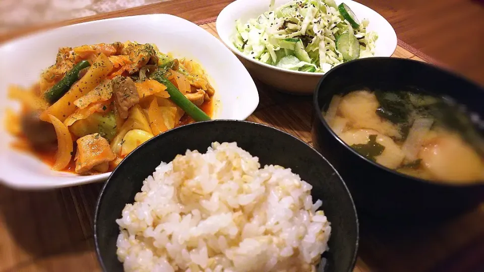 白ﾓﾂ&鶏ﾑﾈとｷｬﾍﾞﾂの
ﾄﾏﾄ炒め煮～
他の晩ごはん✨|kaz(*･ω･)さん