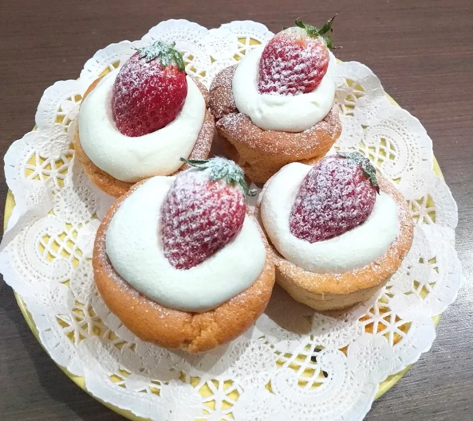 Snapdishの料理写真:ミニ苺シフォンケーキ|ミッタさん