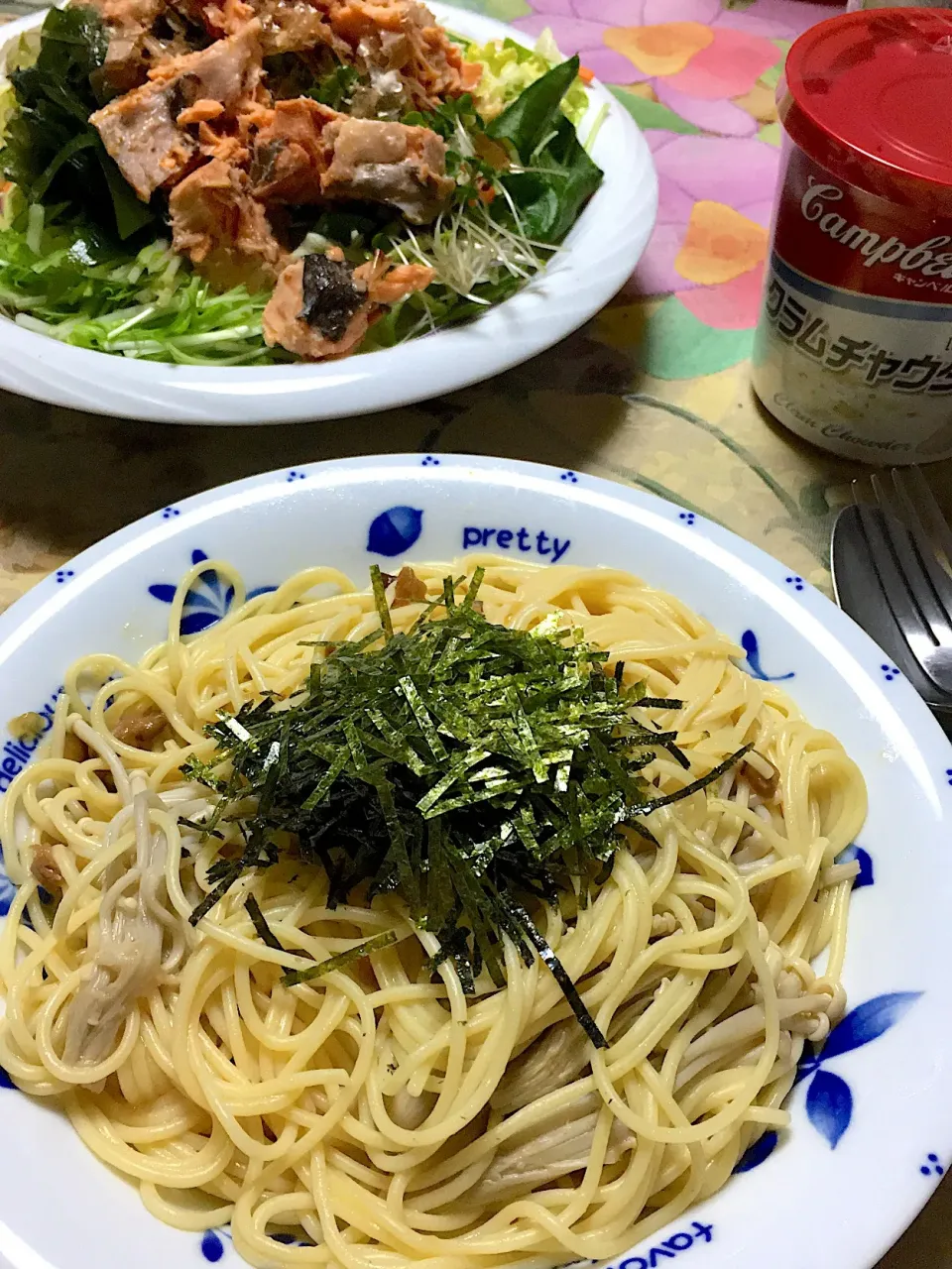 Snapdishの料理写真:和風きのこのパスタと紅鮭缶のモリモリ野菜サラダでランチ|cheezuさん