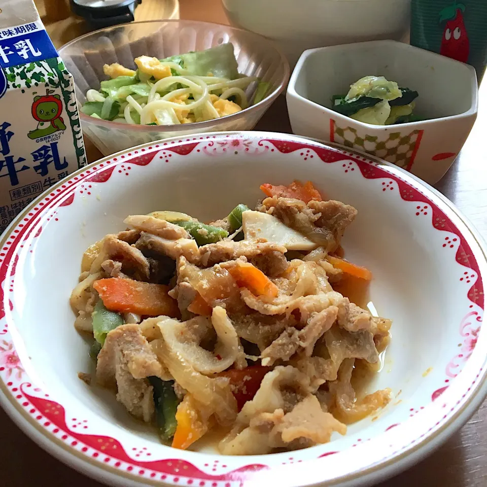 アル中病棟の昼ごはん☀️☀️☀️
ごはん🍚  豚肉のごま味噌炒め🐷  スパゲティサラダ🍝🥗  おひたし  牛乳🥛|ぽんたさん