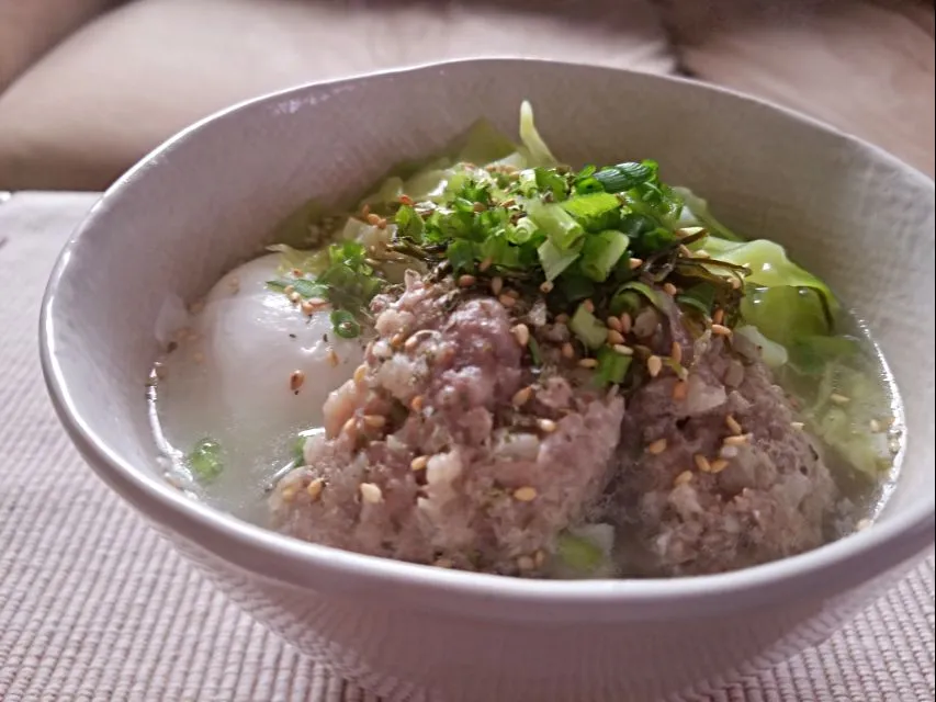 塩ラーメンにつくね、キャベツ、卵をトッピング|しあるさん