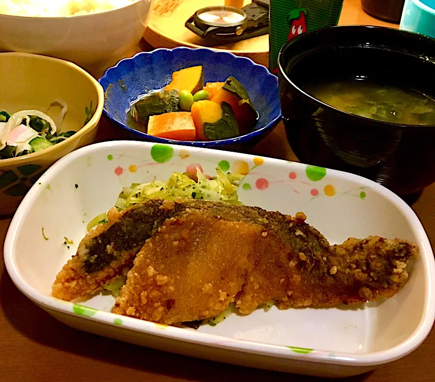 アル中病棟の晩ごはん⭐️⭐️🔆
ごはん🍚  みそ汁（ほうれん草🥬）  ホキのカレー揚げ～＞°）mニニニニ＝～    酢の物  かぼちゃ煮付け🎃|ぽんたさん