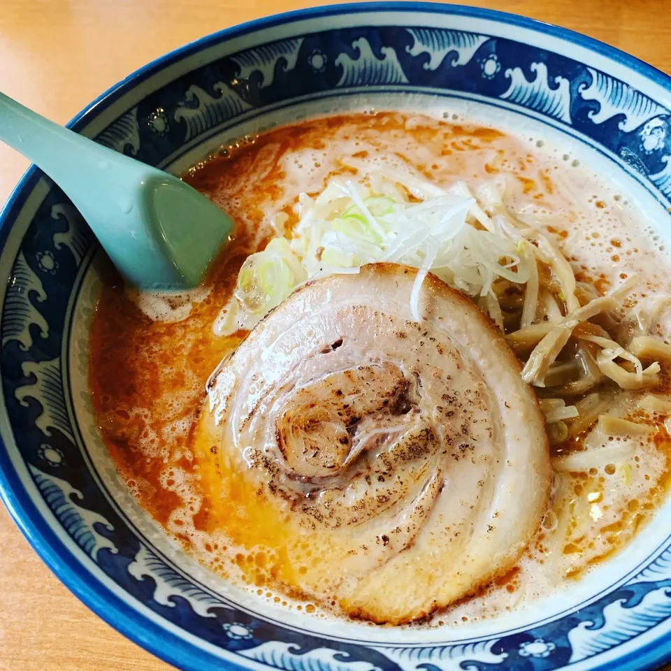 Snapdishの料理写真:今日のお昼
 #海老味噌ラーメン #炙りチャーシュー|えりさん