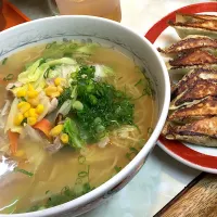 Snapdishの料理写真:野菜ラーメン、餃子|うえのぶさん