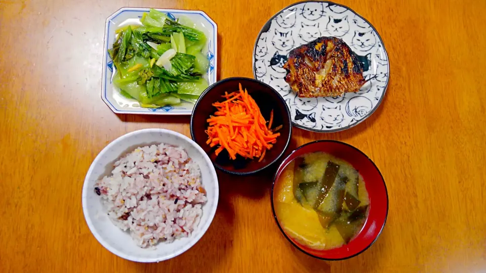 ２月２０日　にしんの塩焼き　チンゲン菜の蒸し物　にんじんサラダ　油揚げとわかめのお味噌汁|いもこ。さん