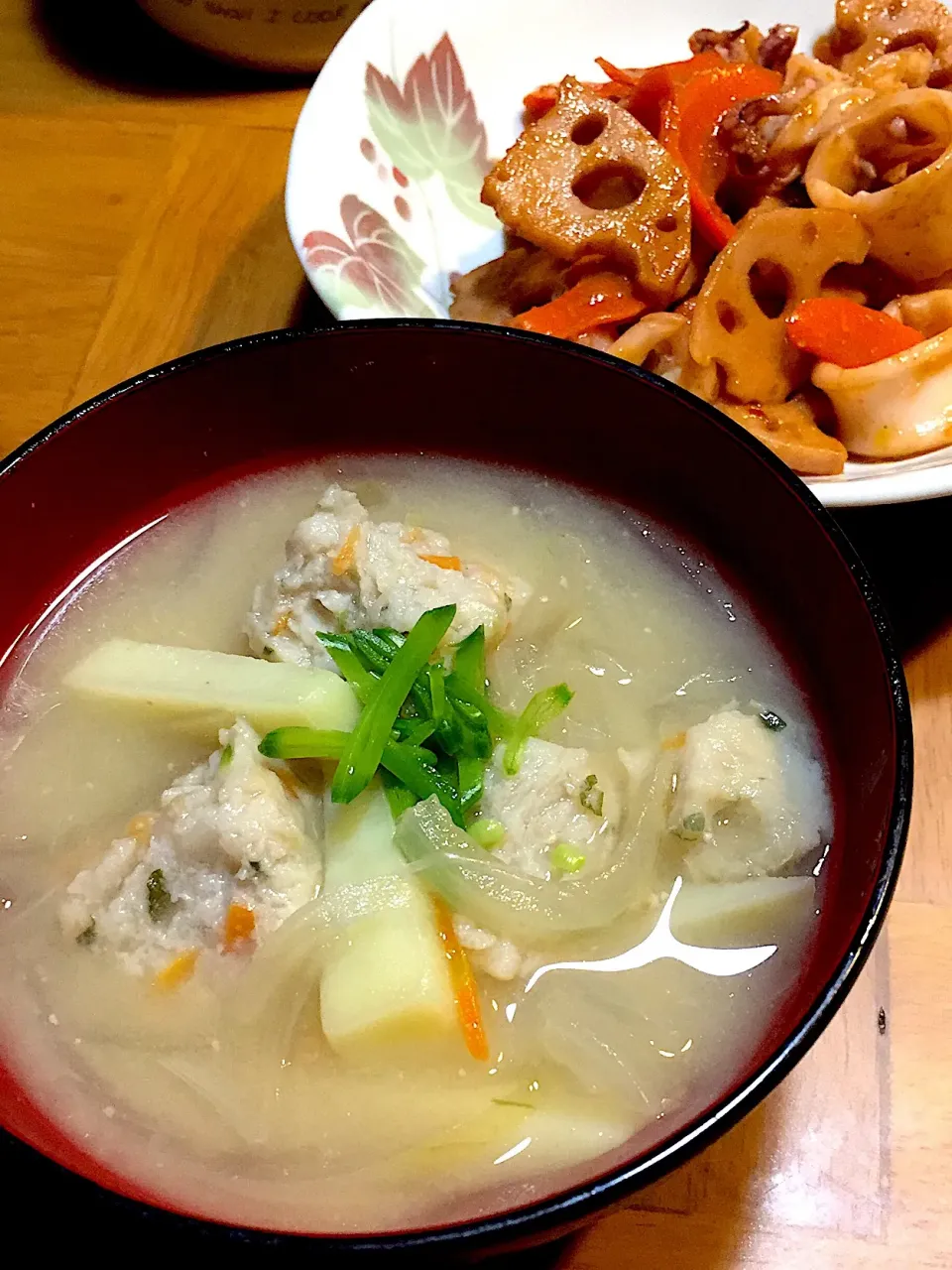 鯵すり身とじゃが芋玉ねぎの味噌汁
彩は絹さやで|パセリんさん