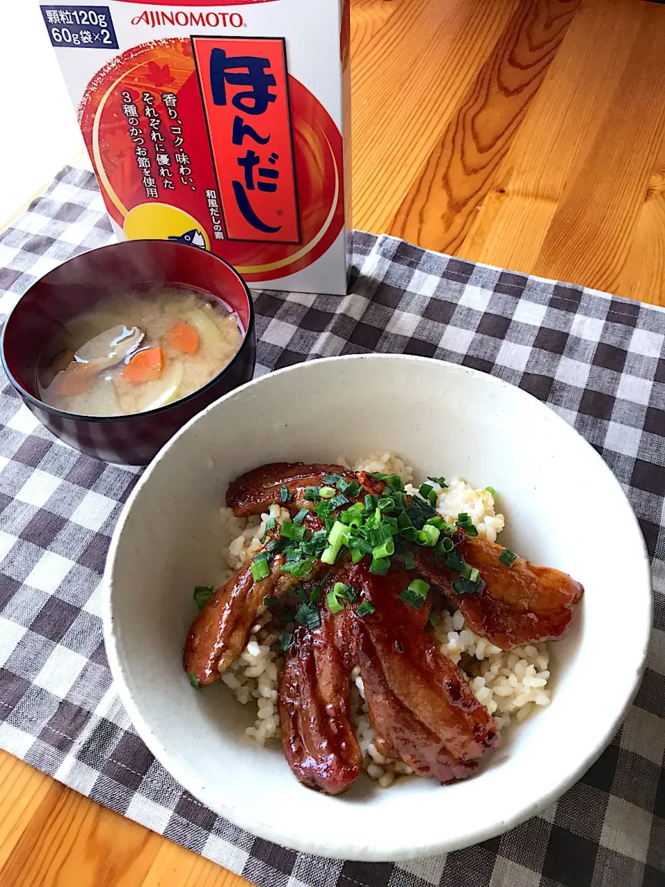 Snapdishの料理写真:豚丼、大根と人参ときのこのお味噌汁|sayaさん