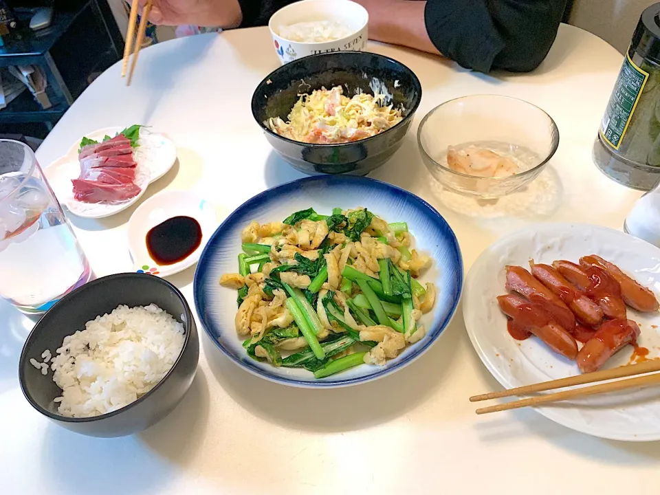 厚揚げと小松菜の炒め物、大根の漬物、ウインナー、カニカマのコールスロー、何かの刺身🐟|きっきー🥰さん