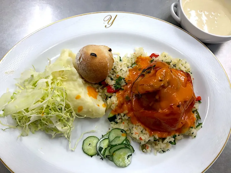 今日のまかないは！？
トマトファルシ🍅|ゴンさん