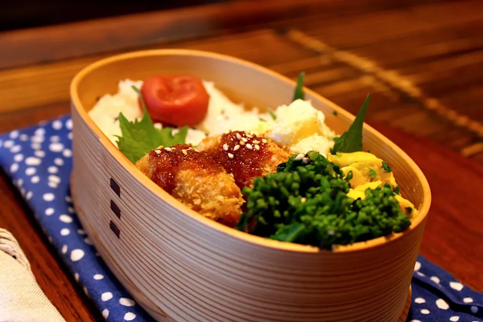 Snapdishの料理写真:鶏肉のメンチカツ弁当|よっすぃさん