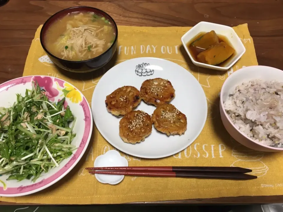 Snapdishの料理写真:＊れんこんのはさみ焼き
＊水菜サラダ
＊かぼちゃの煮物
＊春キャベツとえのきの味噌汁
＊雑穀米|みきゃこさん