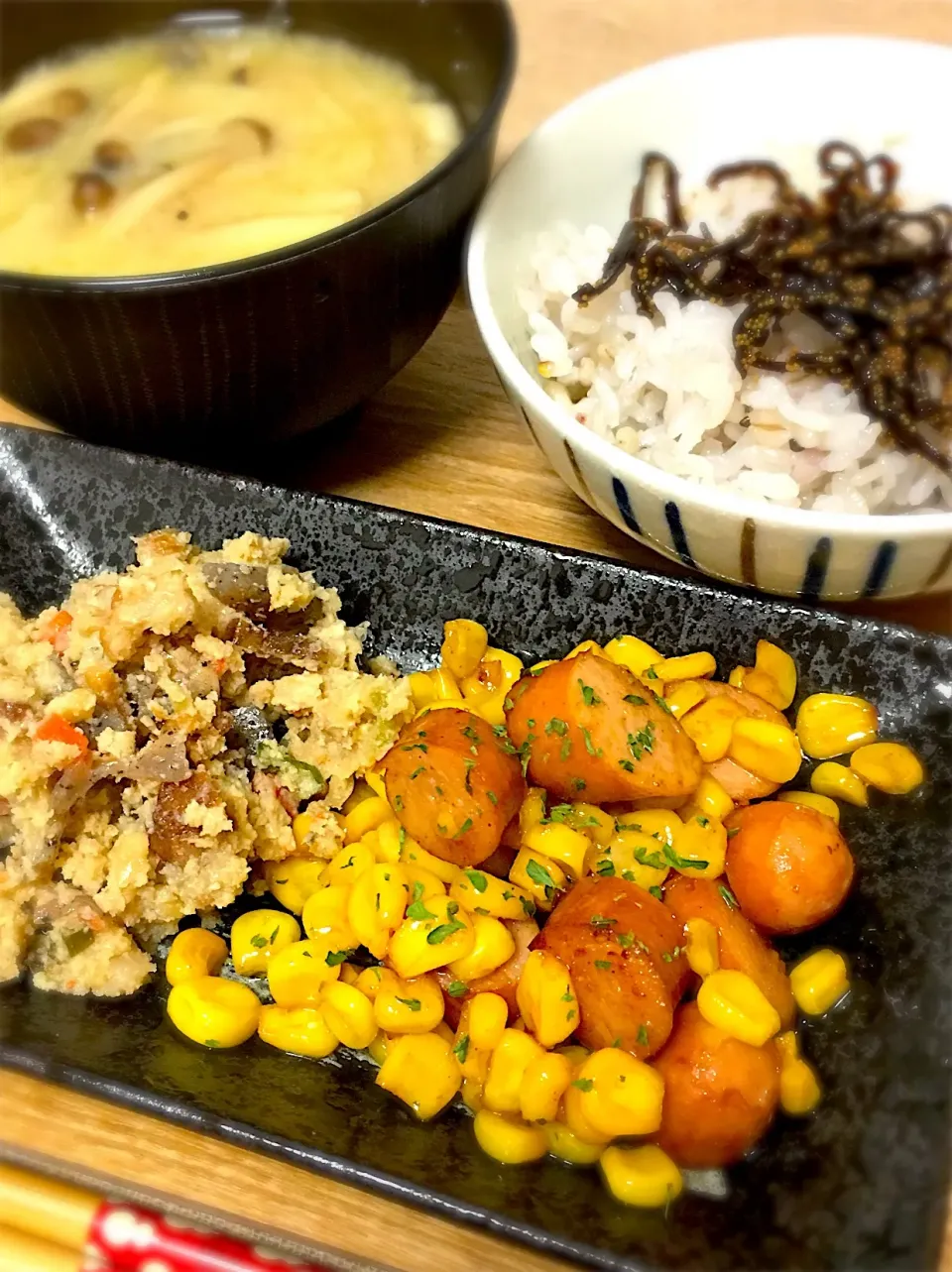 Snapdishの料理写真:朝ご飯のような昼ご飯🍚ウインナーとコーンのバターカレー炒め、おから、みそ汁|琥珀さん