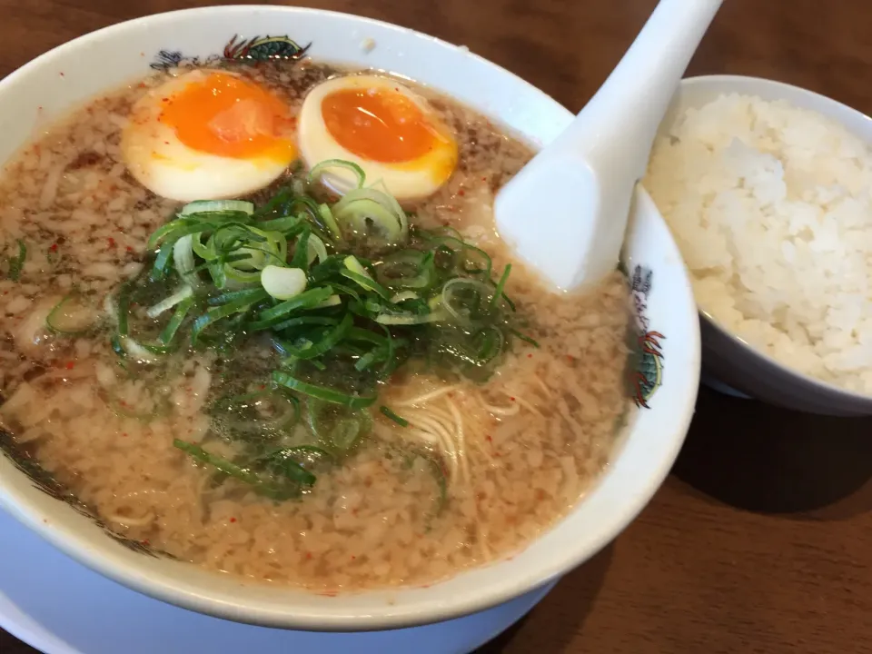 味玉ラーメン🍜とサービスのライス大盛り🍚|まさとさん