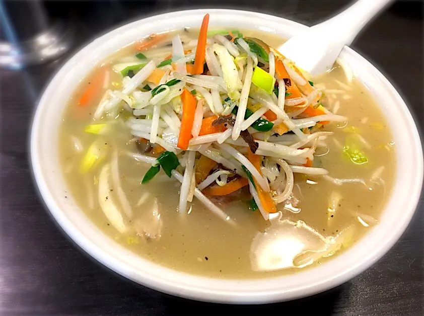 タンメン  〜  タモリがよく食べると評判のタンメンを頂きました。やや塩味の強い白湯スープに炒め野菜がたっぷり。ボリューミーで食べ応えががあります。|リフルシャッフルさん